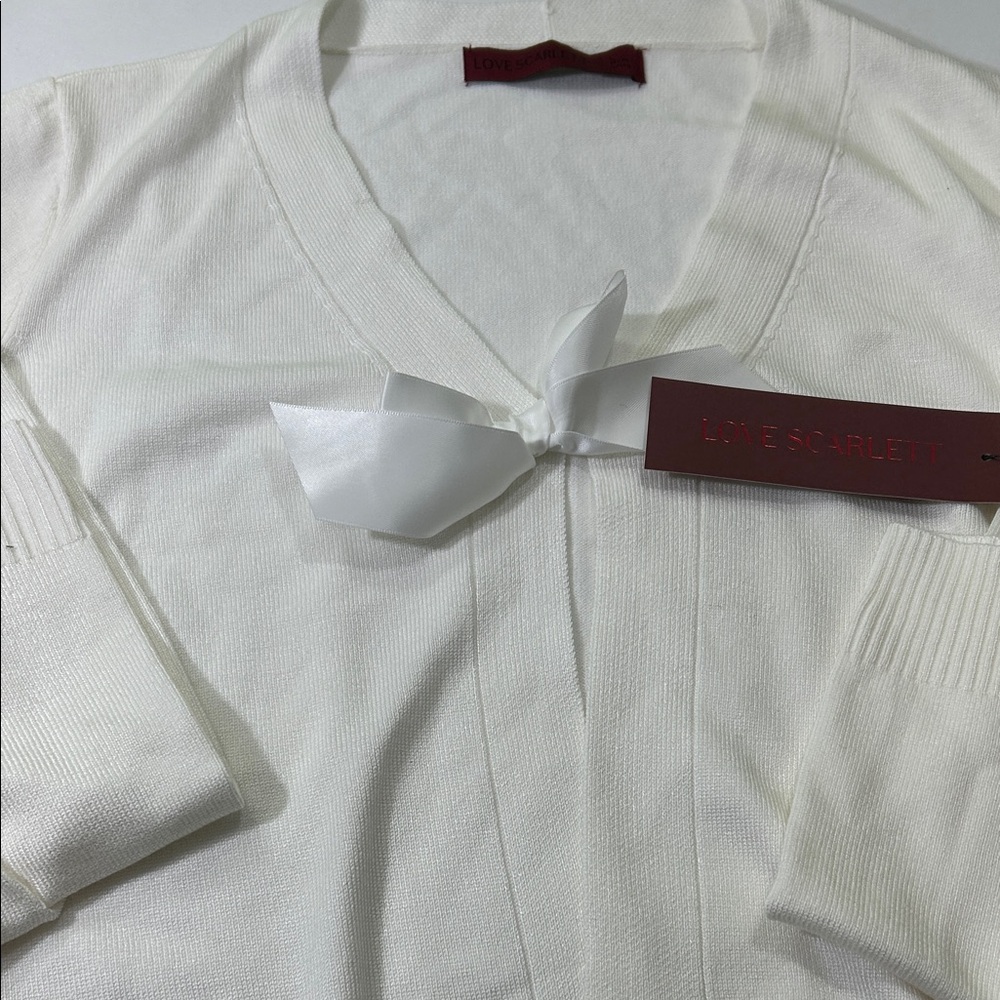 Elegant Women's V-Neck Sweater in Cream - Picture 7 of 16